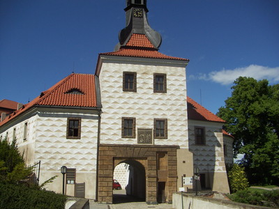 zamek-kostelec-nad-cernymi-lesy-20538--resizecrop-c400xc300.